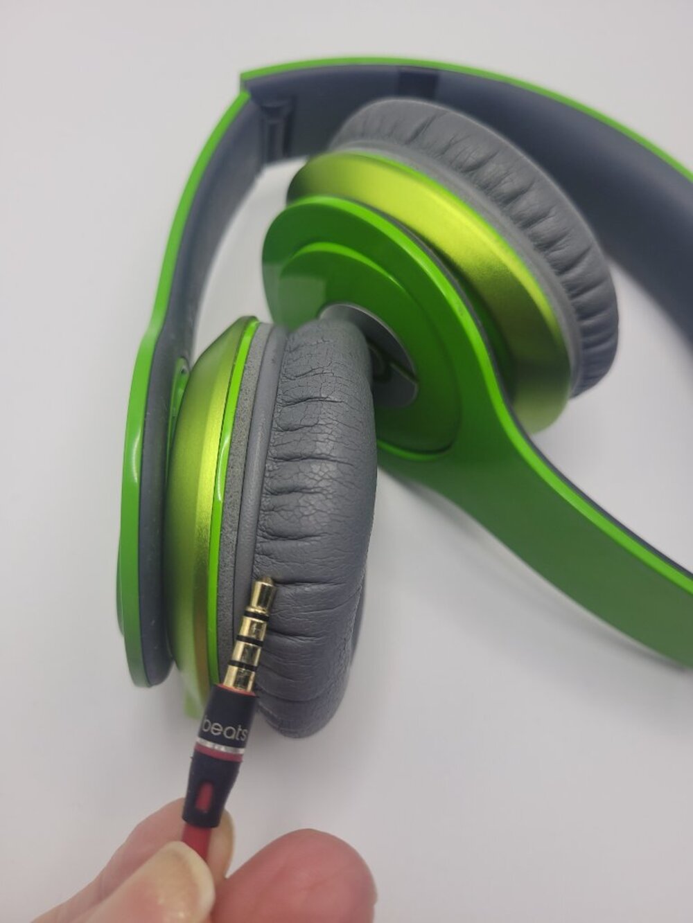 Beats by Dr Dre Solo HD Green Wired On-Ear Headphones w/ Case Foldable - Tested - Picture 10 of 13